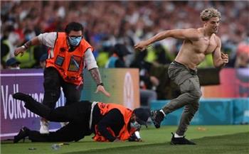 مشجع إنجليزي يقتحم ملعب ويمبلي.. شاهد| اللقطة الممنوعة من العرض في يورو 2020