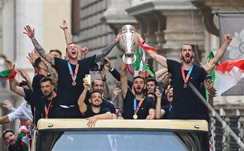 بعد تتويجهم باليورو.. لاعبو إيطاليا يجوبون شوارع روما بحافلة مكشوفة (صور)