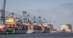 ميناء دمياط يتداول 24 سفينة للحاويات والبضائع العامة