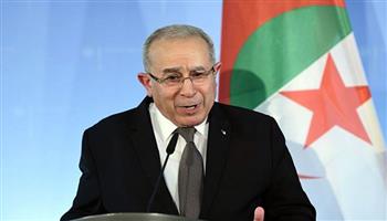 وزير الخارجية الجزائري يشدد على ضرورة تعزيز دور بلاده في تحقيق السلم إقليميًا ودوليًا