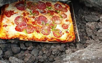 بيتزا على الحمم البركانية.. حيلة طاهٍ من جواتيمالا لجذب السياح (فيديو)