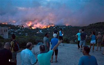 رجال الإطفاء يكافحون نيران حريق غابات في جزيرة ساموس اليونانية لليوم الثاني