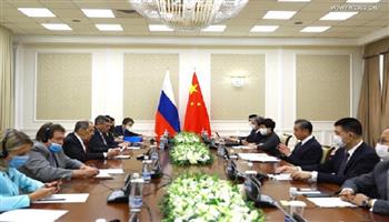 وزير الخارجية الصيني يدعو إلى مواصلة الارتقاء بالعلاقات الصينية الروسية
