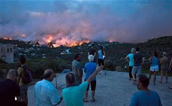 السلطات اليونانية تعلن احتواء حرائق الغابات في جزيرة ساموس