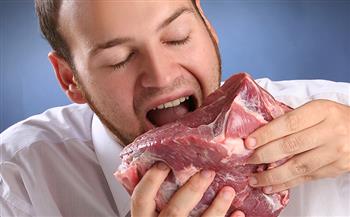 جزارون يأكلون اللحوم نيئة.. طبيب: يجب تقطيعها وطهيها لقتل البكتيريا 