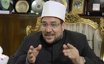 وزير الأوقاف يهدي درع الوزارة لجابر طايع ويؤكد: أدى بكفاءة وإخلاص