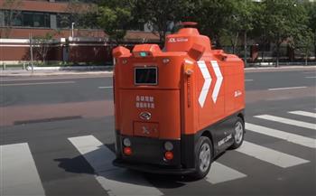 شاحنة إلكترونية ذكية تقوم بتوصيل الطرود في الصين (فيديو)