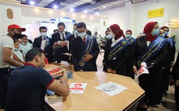 وفد من طلاب جامعة الأزهر يزور جناح الأزهر بمعرض الكتاب
