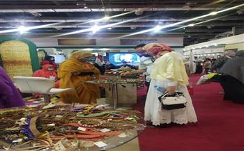 جمهور  معرض  الكتاب  يقبلون على شراء  منتجات معرض حلايب وشلاتين اليدوية (صور)