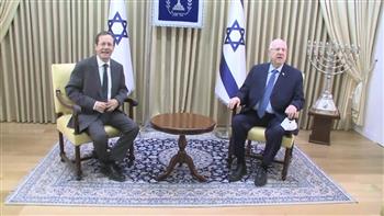 كاتب صهيوني يكشف فضائح الرئيس الإسرائيلي..  كيف حول الكرسي سياساته الخارجية إلى النقيض