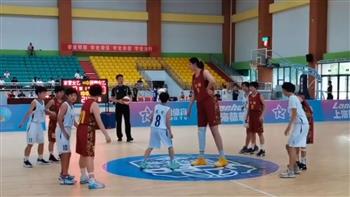 «تعشق كرة السلة».. طفلة صينية طولها تعدى المترين (فيديو) 