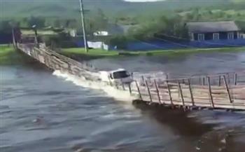 انهيار جسر معلق في روسيا أثناء عبور شاحنة (فيديو)