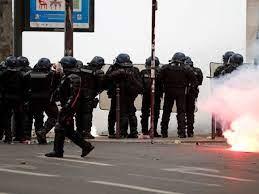الشرطة الفرنسية تطلق الغاز المسيل للدموع خلال احتجاجات على التطعيم وقيود كورونا