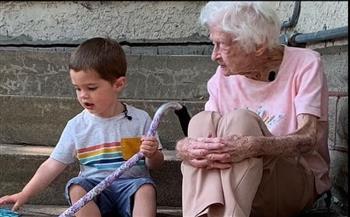 قصة إنسانية وراء صداقة طفل وعجوز  (فيديو)