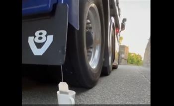 سائق شاحنة يستخدم مهاراته في القيادة بـ«كوب شاي بلبن».. (فيديو)