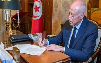 الرئيس التونسي يعفي رئيس الوزراء من منصبه ويجمد عمل البرلمان 