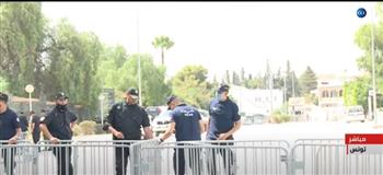 شاهد.. الشرطة التونسية تعزز من انتشارها حول مقر البرلمان (فيديو)