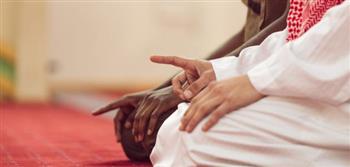 «الإفتاء» توضح حكم قراءة التشهد كاملًا بعد الركعتين الأولتين في الصلاة