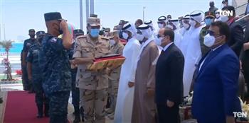 شاهد.. لحظة تسليم الرئيس السيسي أعلام الوحدات البحرية لقادة قاعدة «3 يوليو»