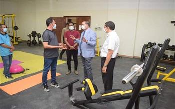رئيس جامعة سوهاج يتفقد التجهيزات لافتتاح صالة اللياقة البدنية بكلية الطب البيطرى 