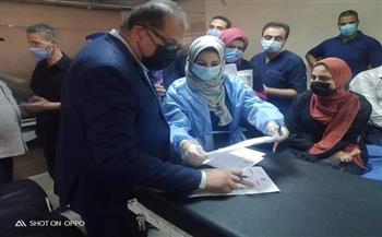 مدير مستشفيات جامعة قناة السويس يتابع حالات مرضى الطوارئ بالإسماعيلية