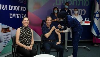 رئيس إسرائيل وزوجته يتلقيان ثالث جرعة من لقاح كورونا