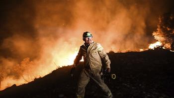 رجال الإطفاء اليونانيون يكثفون جهودهم لاحتواء حرائق الغابات