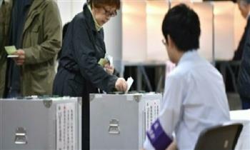 طوكيو تبدأ انتخابات إقليمية تغطي عليها الجائحة والألعاب الأولمبية