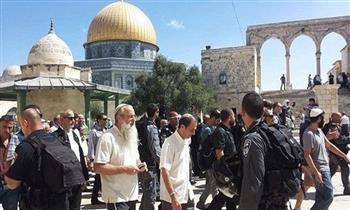 مستوطنون يقتحمون المسجد الأقصى وسط حماية قوات الاحتلال