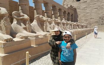 رحلة توعوية للطفل السناوي علي حسن وأخته بمدينة الأقصر لمهارته في إلقاء الشعر