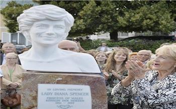 المئات من محبي الأميرة ديانا يزورون تمثالها بقصر كنسينجتون