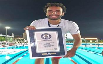 أحمد عادل الطالب بالجامعة البريطانية يحطم الرقم القياسي لموسوعة جينيس في سباحة التتابع 