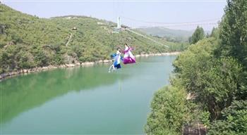 «التحليق فوق النهر».. طريقة جديدة لجذب السائحين في الصين