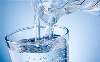 هل شرب المياه أثناء الأكل يؤدي لظهور «الكرش»؟.. استشاري تغذية تجيب