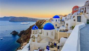 اليونان تفرض قيودا على الأماكن الترفيهية الليلية وسط ارتفاع كورونا