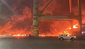 أول تعليق من إمارة دبي على حريق سفينة بميناء جبل علي