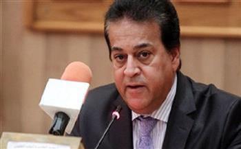وزير التعليم العالى يستعرض تقريرًا حول متابعة الاعتماد الدولى لمعامل الجامعات المصرية