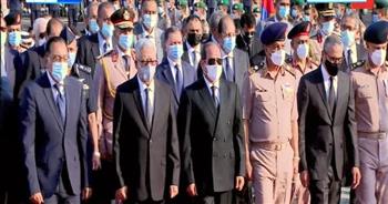 الرئيس السيسي يتقدم الجنازة العسكرية للسيدة جيهان السادات (فيديو)