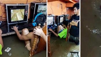 رغم الفيضانات.. شباب يصرون على الاستمرار في اللعب حتى انتهاء مدتهم المدفوعة مسبقا (فيديو) 