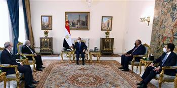 الرئيس السيسي يؤكد حرص مصر على تطوير العلاقات مع الجزائر في شتى المجالات 