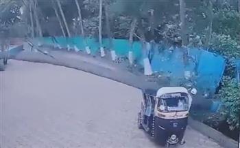 معجزة تنقذ سائق توكتوك من موت محقق فى الهند (فيديو)