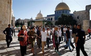 عشرات المستوطنين يقتحمون ساحات المسجد الأقصى