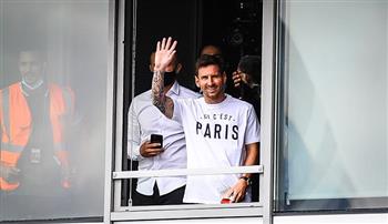 جماهير باريس سان جيرمان تحتشد أمام مقر النادي انتظارًا لوصول «ميسى» (فيديو)