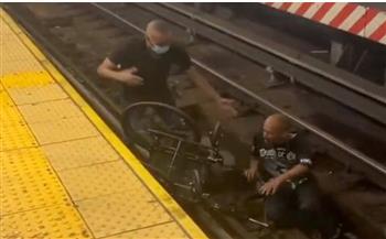 إنقاذ رجل على كرسي متحرك من قضبان مترو الأنفاق (فيديو)