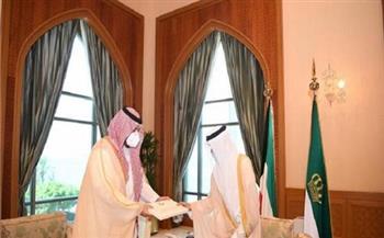 أمير الكويت يتسلم رسالة خطية من العاهل السعودي تتضمن دعوة لزيارة المملكة
