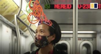 سيدة صينية تتجول بقبعات غريبة (فيديو)