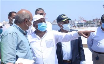 وزير النقل يتابع ميدانيا تنفيذ عدد من المشروعات الخدمية بميناء الإسكندرية