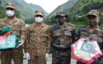 الجيشان الهندي والباكستاني يتبادلان الحلوى في منطقة حدودية