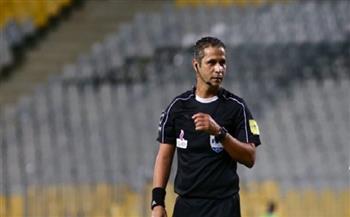 محمود عاشور يطلق صافرة بداية مباراة الأهلى وإنبي 