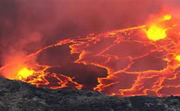 الحمم البركانية تتدفق بجبل ميرابى بإندونيسيا